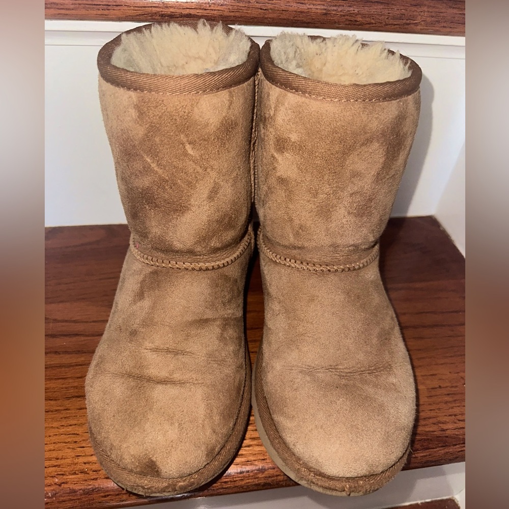 Girls UGGS size 3Y